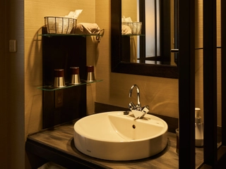 【客室設備】使い勝手の良い洗面台は大理石調。※デラックスツイン/和洋室/特別室のみ。