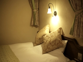 【ラビスタダブル】ベッドは全室シモンズ製を使用しております。