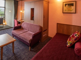 【客室/赤ずきん】温泉露天風呂付きデラックスツインⅡ。3名様利用時、デイベッドをベッドとしてご用意。