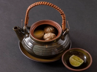 【夕食】一例:土瓶蒸し ※季節により変更になる場合がございます。