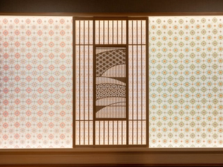 【フロント】京都の伝統工芸品「西陣織」を使用した七宝文様と鱗文様のパネル。