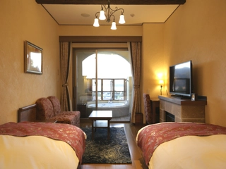 【ローズツイン】間に通路を挟み左右にベッドが配置された2ベッド客室。