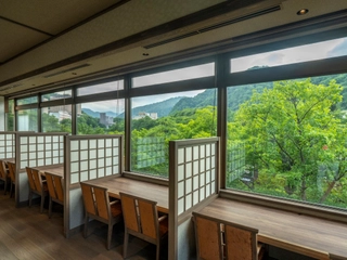【1階/食事処　行雲-こううん-】窓側のカウンター席では定山渓の景色を眺めながらゆっくりとお食事をお愉しみいただけます。