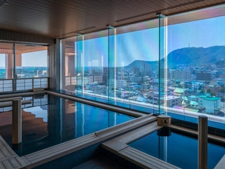 【大浴場/内湯】大きな窓から四季折々移り変わる函館の街並みをお愉しみください。