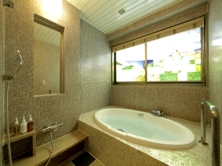 【フォース】ステンドグラス調のお風呂でゆったりとおくつろぎください。