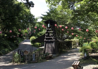 【夏】緑が綺麗な夏のきらの里。夏らしい提灯が昔懐かしい風情を演出♪
