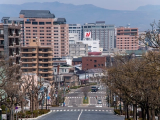 1859年の開港とともに栄え、最先端の西洋文化を受け入れた街の雰囲気に溶け込むような煉瓦色の建物。