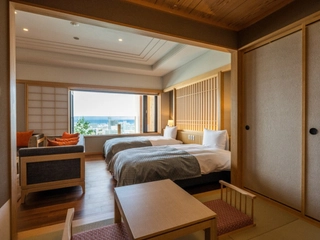 【特別室(檜露天風呂)】大きな窓からはベッドからでも津軽海峡を眺められます。心癒されるひと時をお愉しみください。