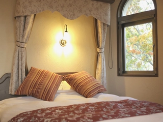 【ローズダブル】シモンズ製のベッドに加湿空気清浄機完備で快適なご滞在をお届けします。