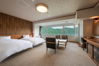 【ツインルーム】~当館の最上階にある5室限定の客室。 湯元吉祥で一番の眺望をお愉しみ下さい。