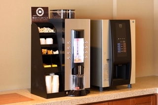 【無料おもてなし】ラウンジ「彩月」~日本庭園を望むラウンジにて、セルフサービスでドリンクをお愉しみいただけます。