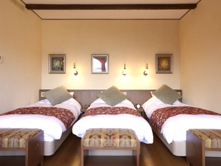 【ローズトリプル】ベッドの向かいには大きな窓があり、そこから富士山を望めます。