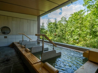 【大浴場/露天風呂】喧騒から離れた静謐な奥座敷で非日常の人時-ひととき-を。