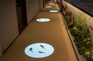 【館内】光の通路を通り大浴場棟・離れ棟へ