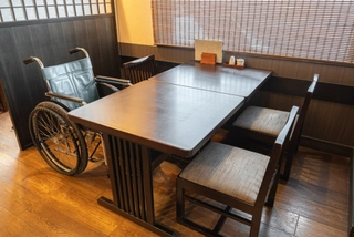 【会場】車椅子のままお食事が可能です( Wheelchairs are available.)
