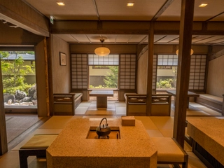 【1階/待合処】和の温もりにほっと一息。ウェルカムドリンクもご用意しております。