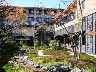 【施設】中庭。Autumn colors in the garden