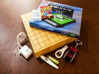 【サービス】携帯電話の充電器や各種ボードゲームなどの貸し出しを行っております。ご利用の際はフロントまでお申し付け下さい。