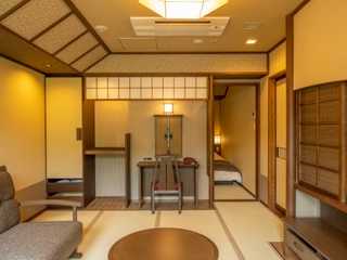 【デラックスツイン】ベッドサイズ:1000mm×2000mm 2台(寝室)/リビングと寝室が扉で仕切られております。