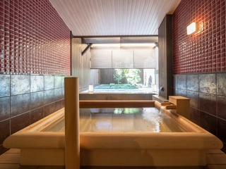 【貸切露天風呂「樹雨の詠」】温かみのある浴槽で観光で疲れたお身体を癒してください。