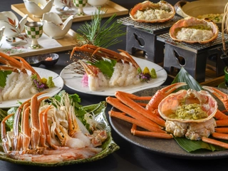 【日本の旬】蟹尽くし長座会席プラン。　ずわい蟹を１人前あたり１杯半使用。旬の味覚を存分にお愉しみください　※写真は２人前