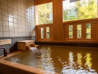 【別邸/水の語り部】半露天温泉風呂で24時間お好きな時に湯浴みをお愉しみいただけます。(写真は一例)