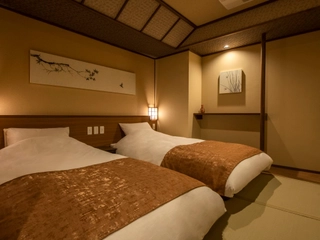 【フォース】寝室にシングルベッド2台・リビングにセミダブルベッド2台を配した機能性と快適性を兼ね備えた和洋室タイプの客室