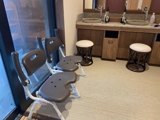 【眺望浴場/脱衣所】男女それぞれ各2脚ずつ、背もたれ付きのお風呂の椅子をご用意。