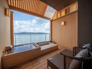 【特別室スイート】テラスには露天風呂と足湯を設えております。