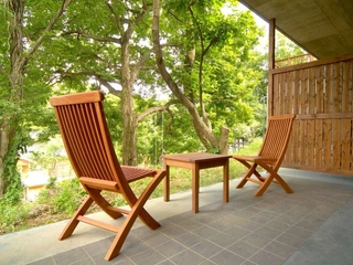 【別邸 山の音】各客室に併設されるテラスで、里山の四季を肌で感じる。