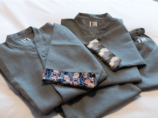 【客室】館内着の作務衣をお部屋にご用意しております(男性Lサイズ・女性Mサイズ。サイズ交換は帳場で承ります)