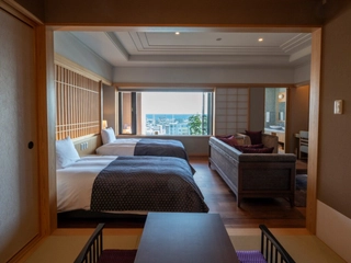 【特別室(陶器露天風呂)】4.5畳の畳スペースで広々と奥行きのある開放的な空間を…