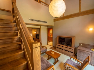 【離れメゾネット】木を基調とした家具と、開放的な窓から降り注ぐ光が、自然と一体になる温かな空間を演出します