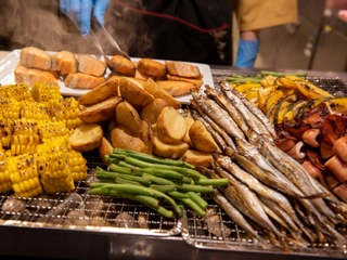 【朝食/和食】季節の野菜や海鮮をご用意している炙り焼き。「いかぽっぽ」は地元民からも好評です。