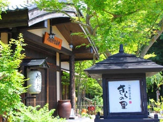 きらの里の帳場。自然に囲まれた宿で寛ぎのひとときをお過ごし下さい。