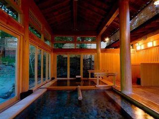 【大浴場:内湯】ヒバの香りが心地良い開放感のある内湯