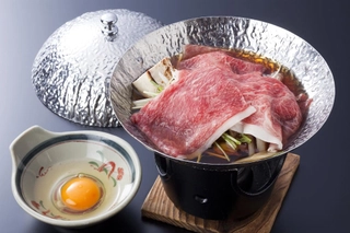 【夕食一例】飛騨牛すき焼き小鍋。炙り焼きとは違った飛騨牛をお愉しみください。(イメージ)