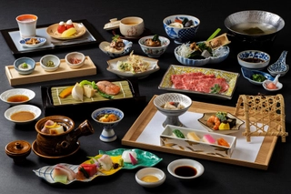 【夕食】目と舌で愉しむ旬の食材を丁寧に仕立てた逸品の数々を心ゆくまで