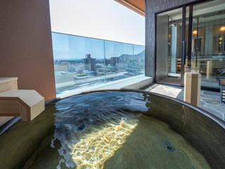 【特別室(陶器露天風呂)】お部屋には露天風呂をご用意しております。周りとの調和で雰囲気を演出し癒しの空間を...