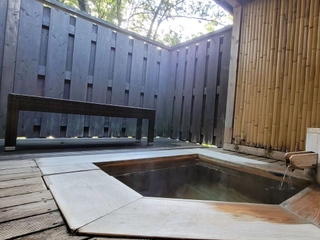 【無料貸切風呂 弐の湯】壁面にあしらった竹で和心を表現した貸切風呂。
