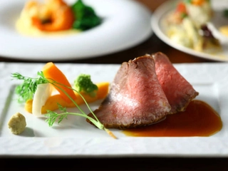 【夕食】洋食コースのメインディッシュはシェフ自慢のローストビーフをご堪能ください。