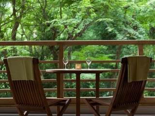 【ロビー】凛とした緑を望むロビーテラス。非日常の空間を演出。