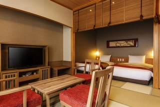 【雲の坐】≪和洋室≫天然温泉檜内風呂〈2階〉(一例)。和のぬくもりと洋の快適さを兼ね備えた和洋室