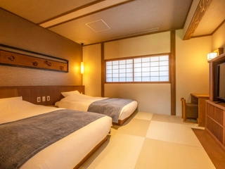 【離れメゾネット】1階と2階にそれぞれベッドルームをご用意。落ち着いた雰囲気の寝室でごゆっくりとおやすみいただけます