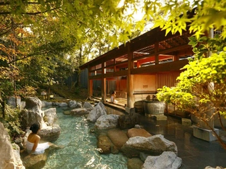 【大浴場:岩露天風呂】豊かな自然に囲まれた開放感溢れる露天風呂