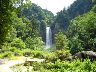 【観光：平湯温泉】新緑の平湯大滝。平湯温泉で有名な観光地の一つになります。