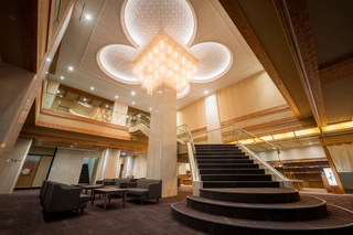 【ロビー】広々としたロビーは売店、ラウンジなどゆったり滞在できるスペースとなっております♪