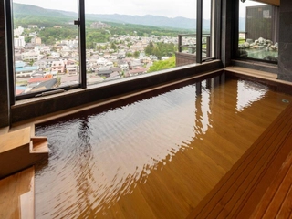 【眺望浴場】内湯。2つの源泉をお愉しみいただけます。