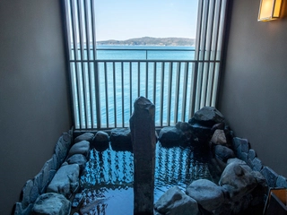 【貸切露天風呂】石乃音 野趣あふれる岩風呂。美肌の湯としても知られる和倉温泉のお湯をご堪能下さい。