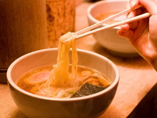 【無料サービス】夜の小腹の空いたお時間に、昔ながらのラーメンをご用意しております。(22:00~)